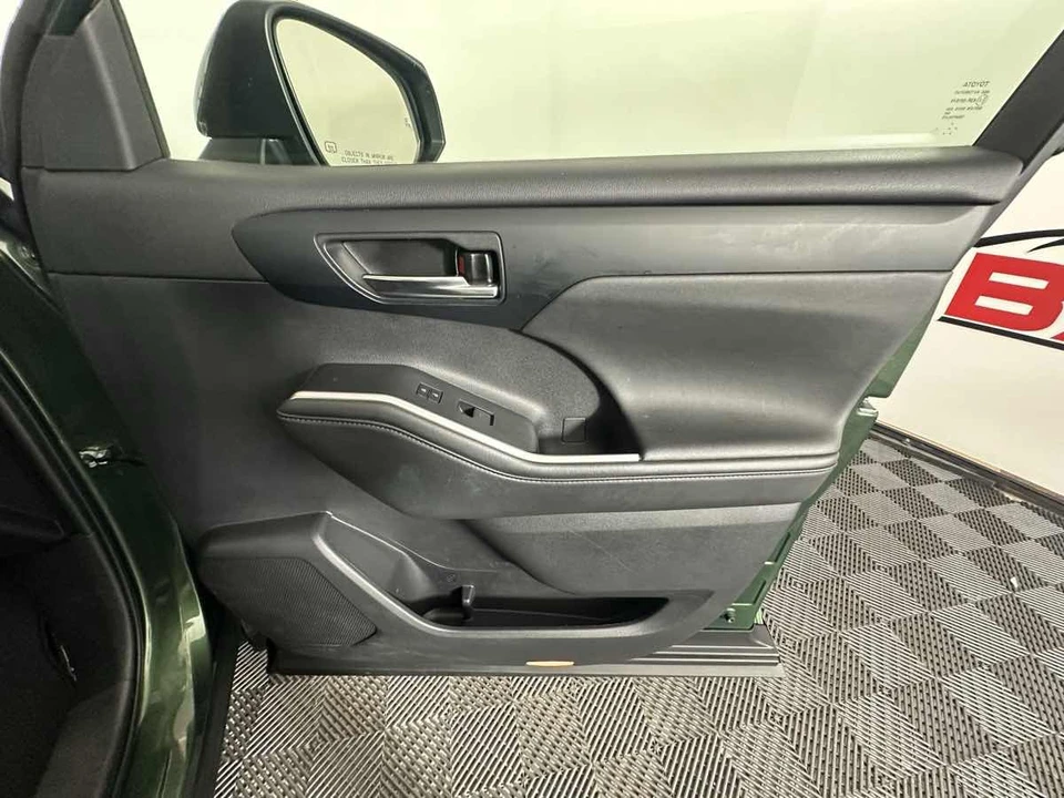 2023 Toyota Highlander - Image 16 of 21