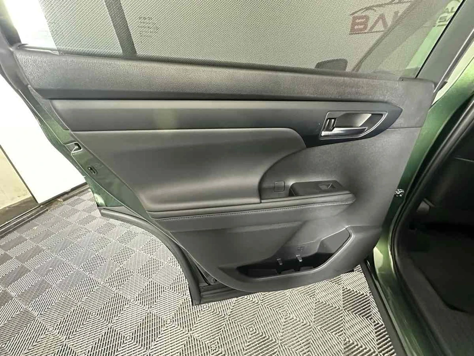 2023 Toyota Highlander - Image 17 of 21