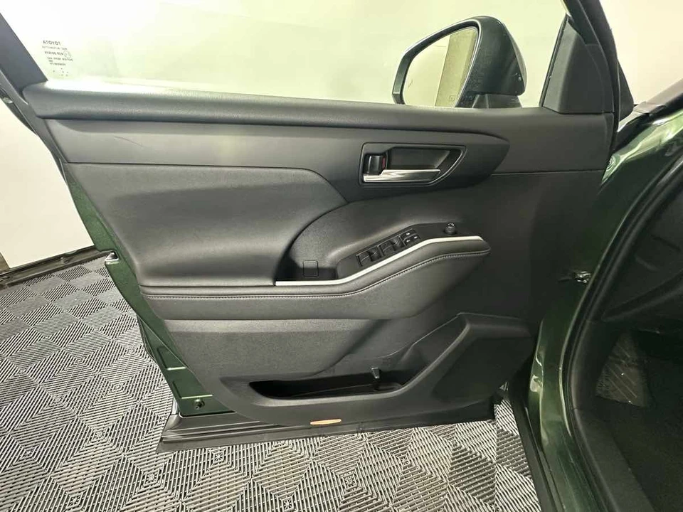 2023 Toyota Highlander - Image 15 of 21
