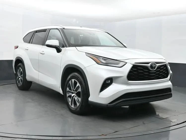 2023 Toyota Highlander - Image 2 of 12