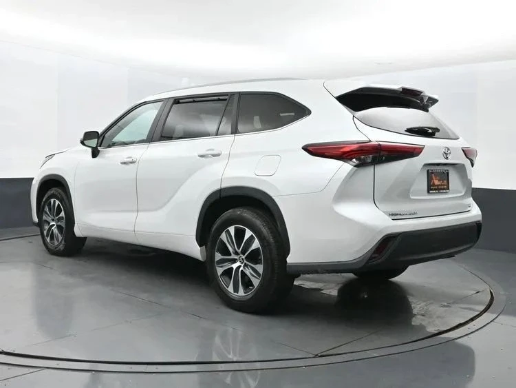 2023 Toyota Highlander - Image 9 of 12