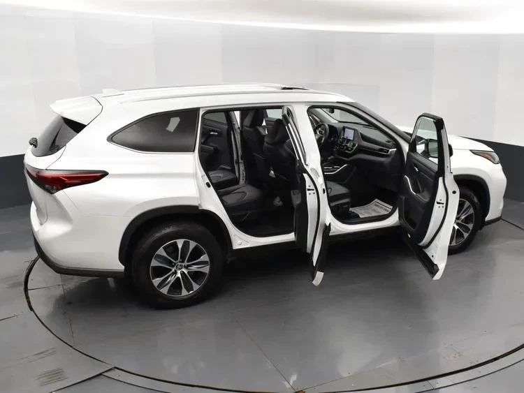 2023 Toyota Highlander - Image 6 of 12