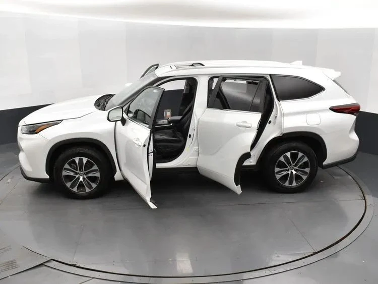 2023 Toyota Highlander - Image 7 of 12