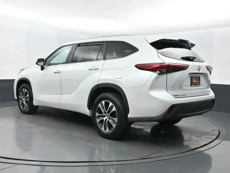 2023 Toyota Highlander - Image 9 of 12
