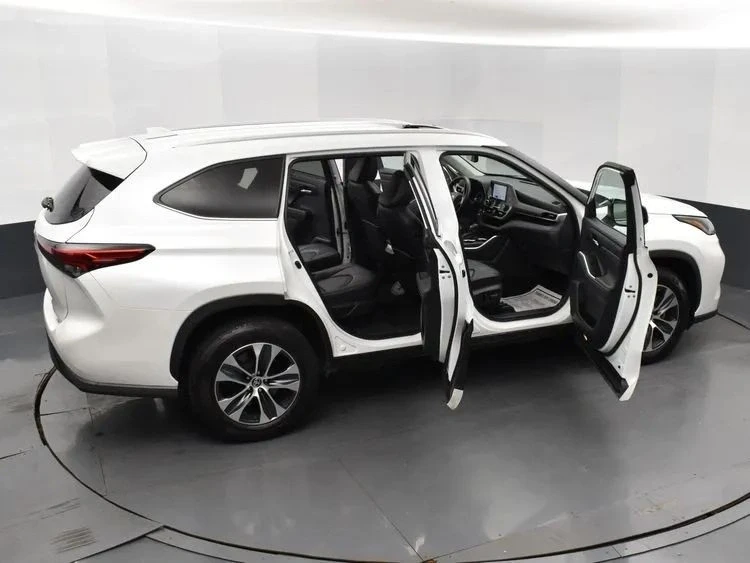 2023 Toyota Highlander - Image 6 of 12