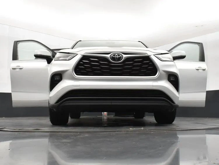 2023 Toyota Highlander - Image 11 of 12