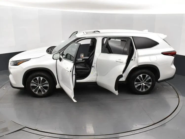 2023 Toyota Highlander - Image 7 of 12