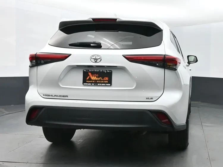 2023 Toyota Highlander - Image 8 of 12