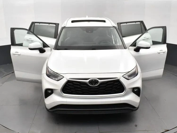 2023 Toyota Highlander - Image 10 of 12