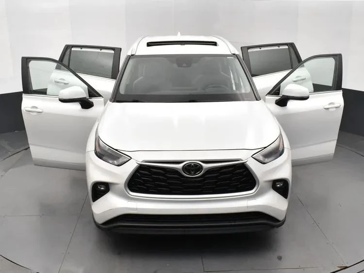 2023 Toyota Highlander - Image 10 of 12