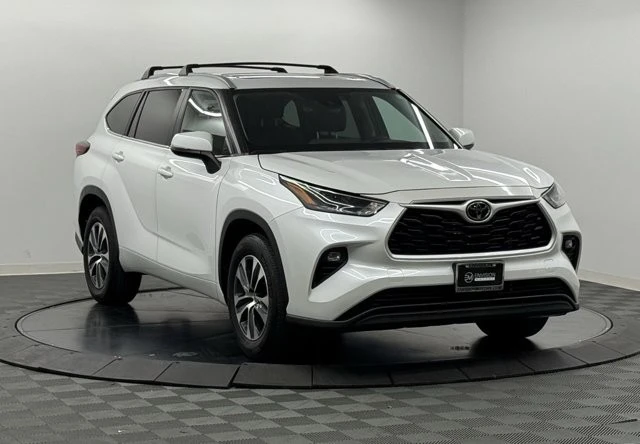 2023 Toyota Highlander - Image 10 of 12
