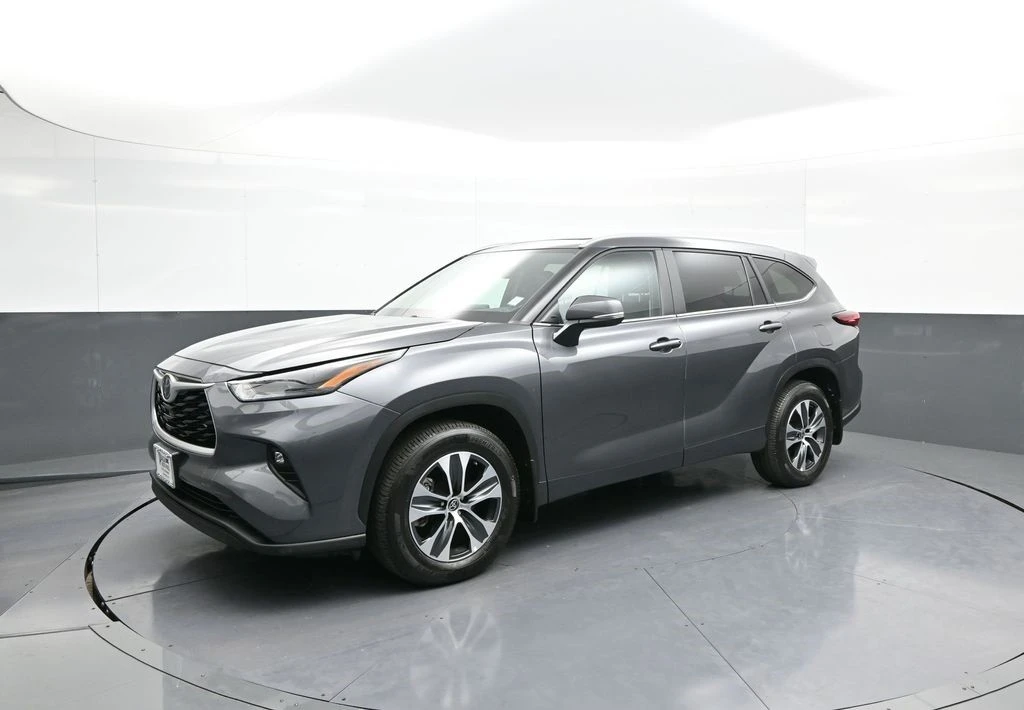 2023 Toyota Highlander - Image 10 of 12