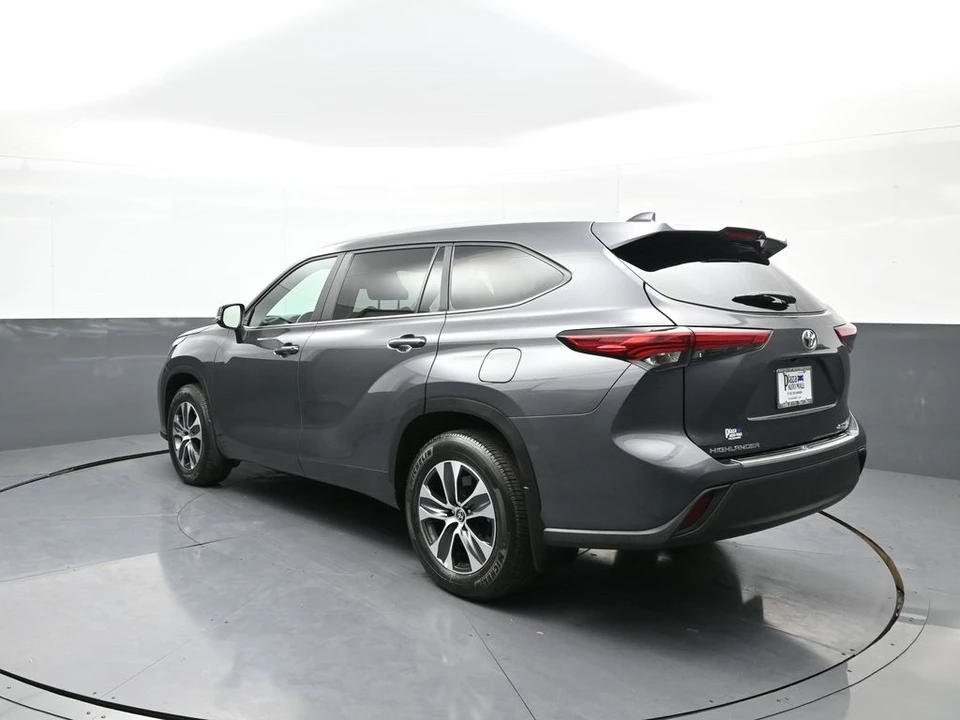 2023 Toyota Highlander - Image 8 of 12