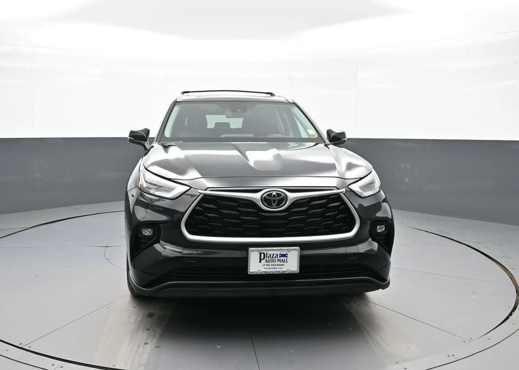2023 Toyota Highlander - Image 2 of 12
