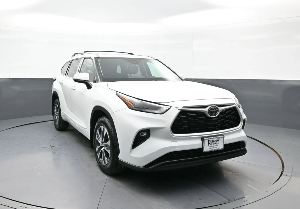2023 Toyota Highlander - Image 3 of 12