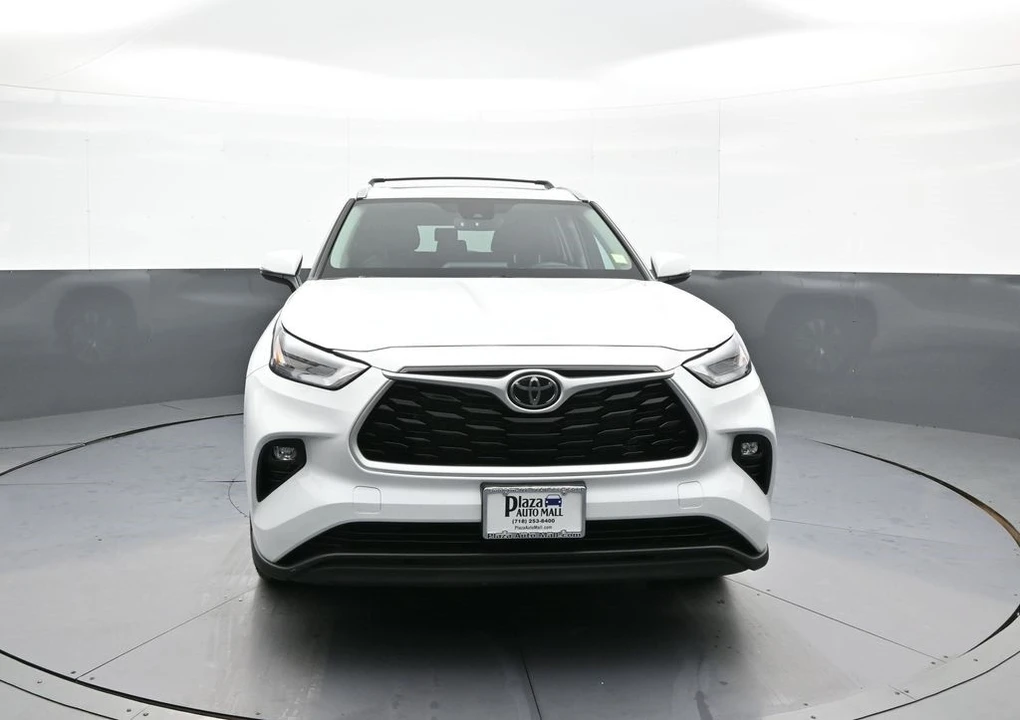 2023 Toyota Highlander - Image 2 of 12