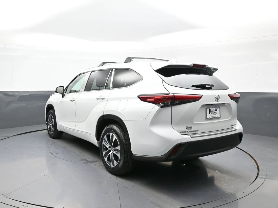 2023 Toyota Highlander - Image 8 of 12