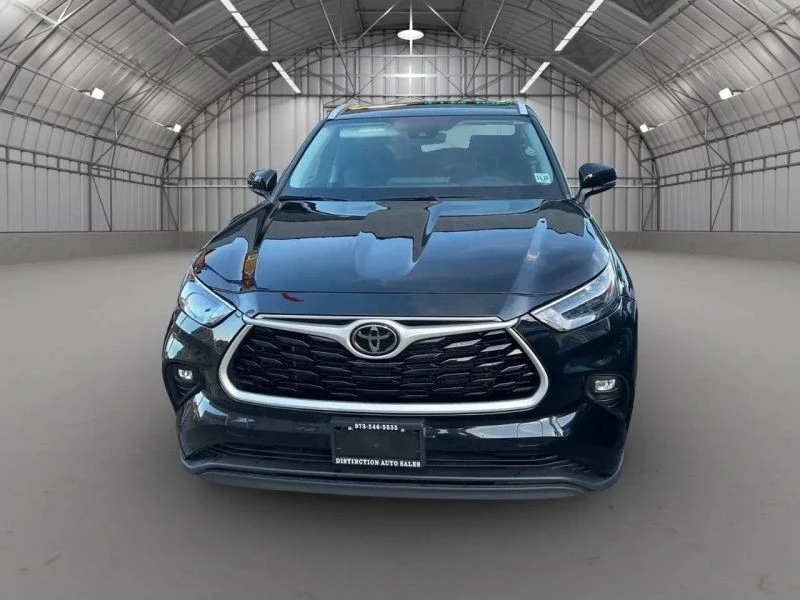 2023 Toyota Highlander - Image 2 of 12
