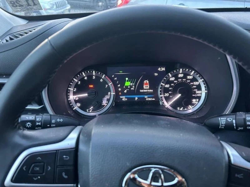 2023 Toyota Highlander - Image 10 of 12