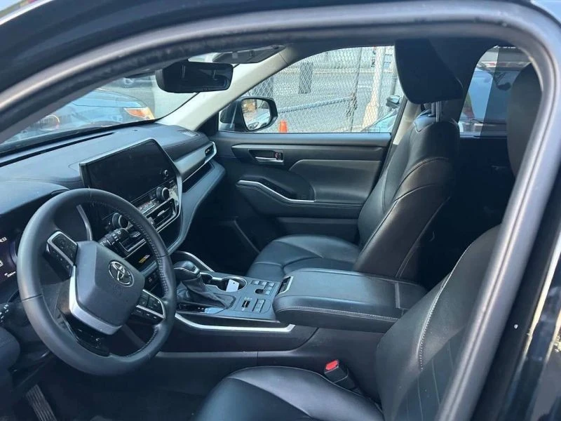 2023 Toyota Highlander - Image 8 of 12