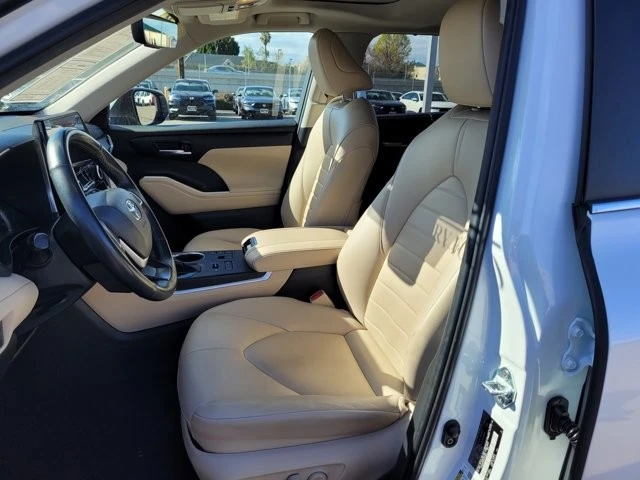 2023 Toyota Highlander - Image 10 of 12
