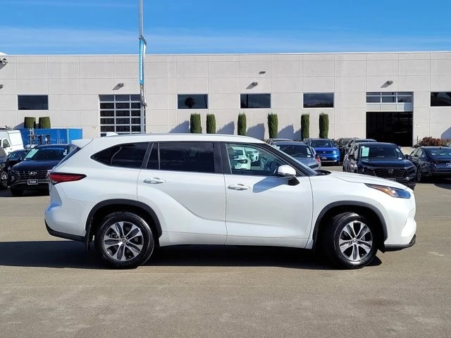 2023 Toyota Highlander - Image 4 of 12