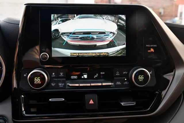 2023 Toyota Highlander - Image 18 of 21