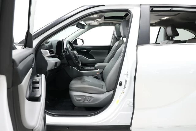 2023 Toyota Highlander - Image 10 of 12