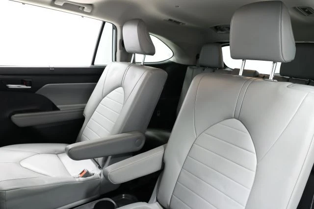 2023 Toyota Highlander - Image 3 of 12