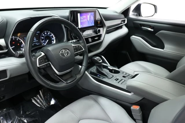 2023 Toyota Highlander - Image 2 of 12