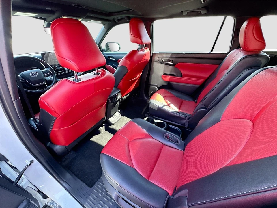 2023 Toyota Highlander - Image 14 of 19