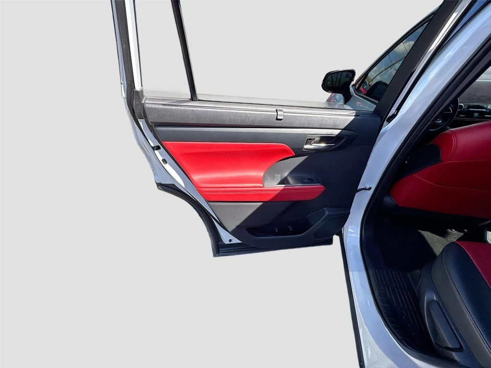 2023 Toyota Highlander - Image 15 of 19