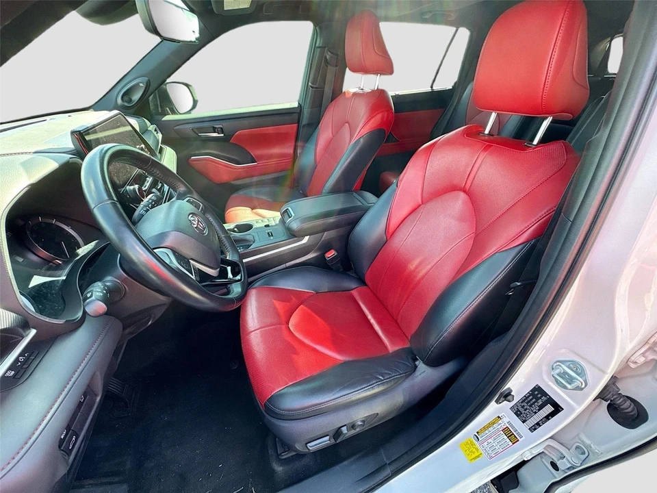 2023 Toyota Highlander - Image 17 of 19