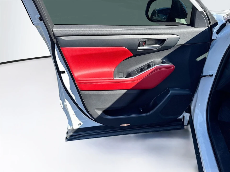 2023 Toyota Highlander - Image 16 of 19