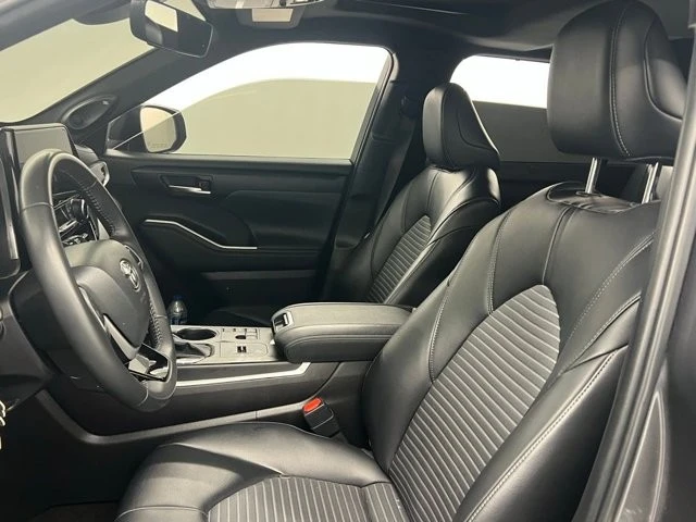 2023 Toyota Highlander - Image 9 of 10