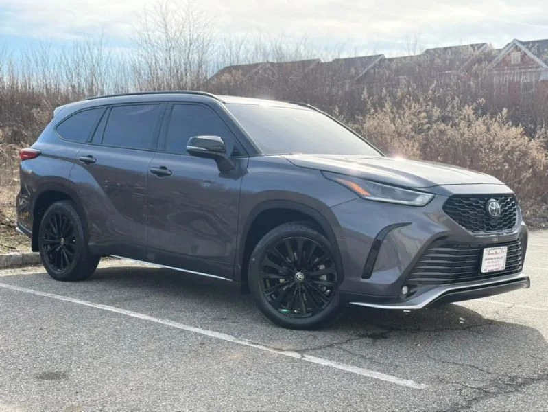 2023 Toyota Highlander - Image 2 of 12