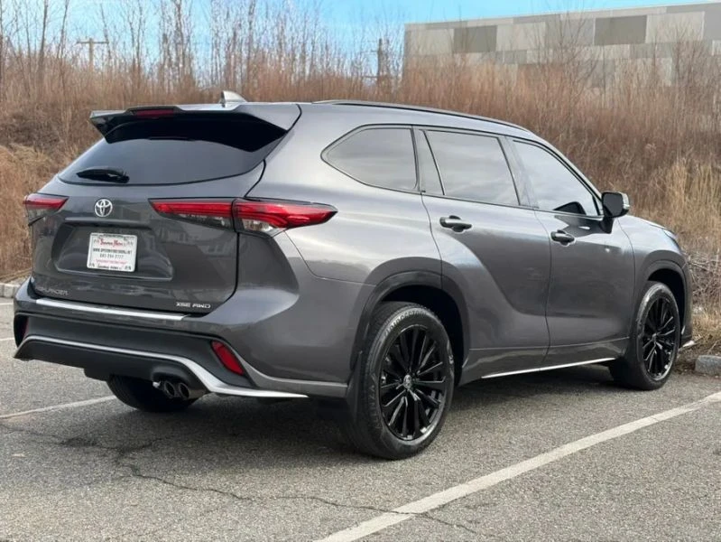 2023 Toyota Highlander - Image 8 of 12