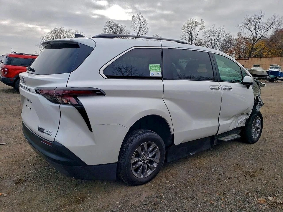 2023 Toyota Sienna 4th Gen - Image 2 of 13