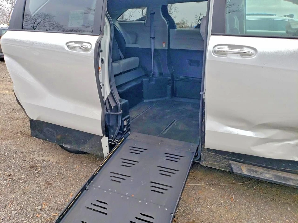 2023 Toyota Sienna 4th Gen - Image 9 of 13