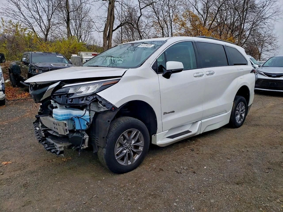 2023 Toyota Sienna 4th Gen - Image 12 of 13