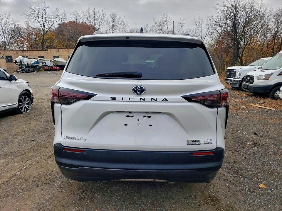 2023 Toyota Sienna 4th Gen - Image 5 of 13