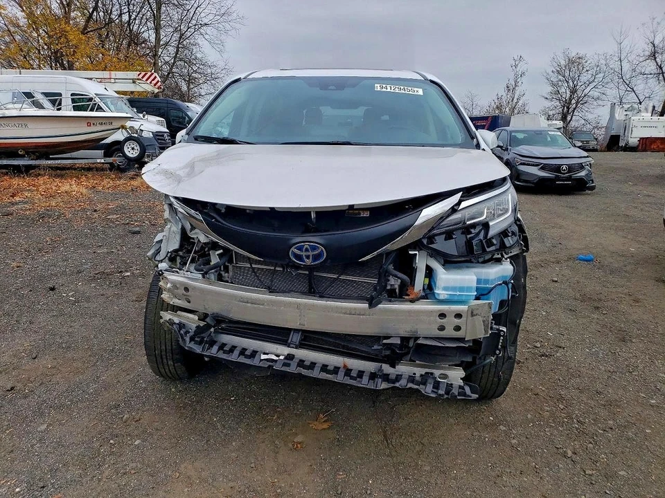 2023 Toyota Sienna 4th Gen - Image 4 of 13