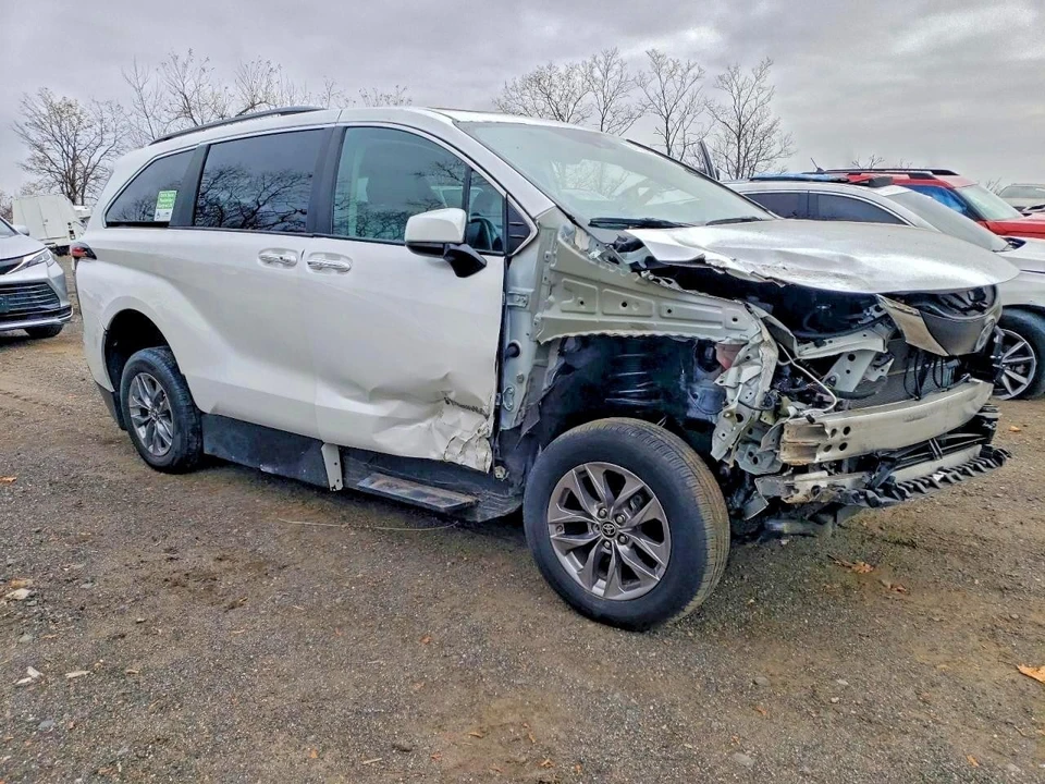 2023 Toyota Sienna 4th Gen - Image 3 of 13