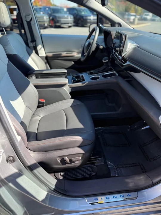 2023 Toyota Sienna 4th Gen - Image 7 of 10