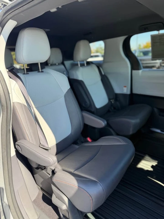 2023 Toyota Sienna 4th Gen - Image 5 of 10