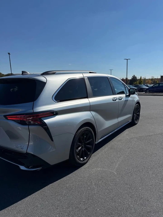 2023 Toyota Sienna 4th Gen - Image 4 of 10