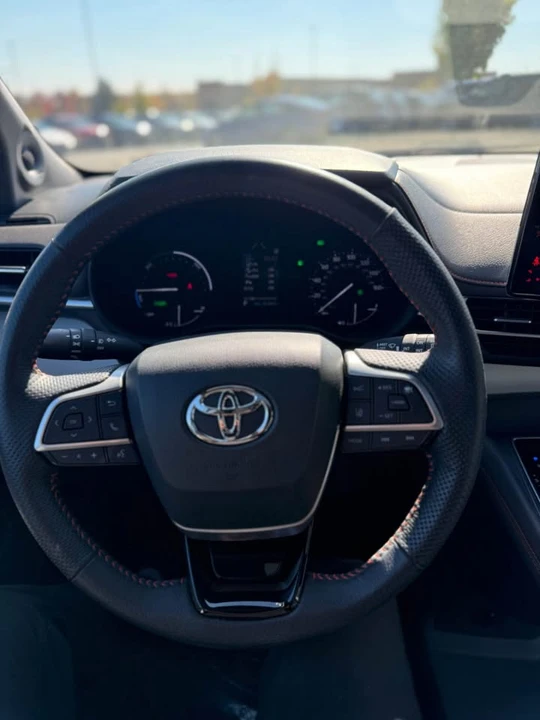 2023 Toyota Sienna 4th Gen - Image 9 of 10