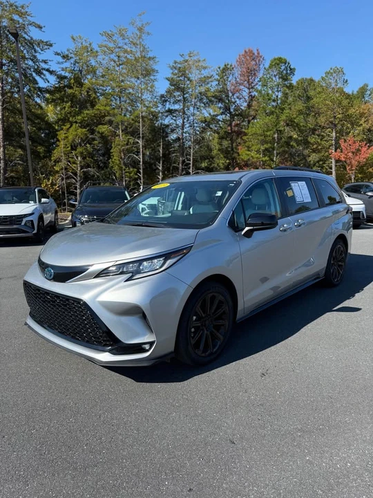 2023 Toyota Sienna 4th Gen - Image 2 of 10