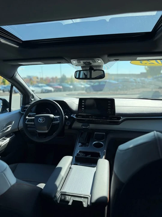 2023 Toyota Sienna 4th Gen - Image 6 of 10