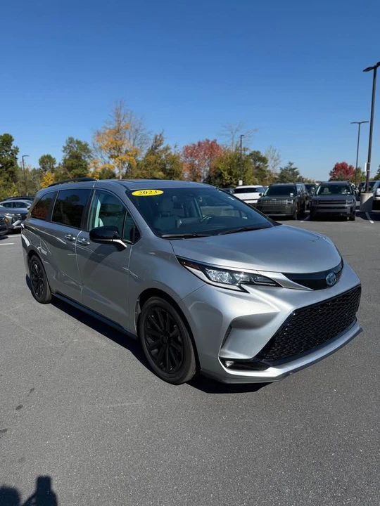 2023 Toyota Sienna 4th Gen - Image 3 of 10